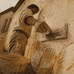 Artisan applique chaux enduit sur mur