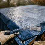 grande bache bleue couvrant un tas de bois