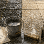 nettoyer des dalles gravillonnées noircies brosse savon
